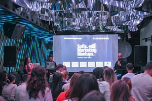 Публиката и сцената на Sofia Marketing Meetups в клуб грамофон