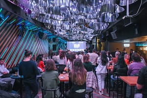 Публиката и сцената на Sofia Marketing Meetups в клуб грамофон